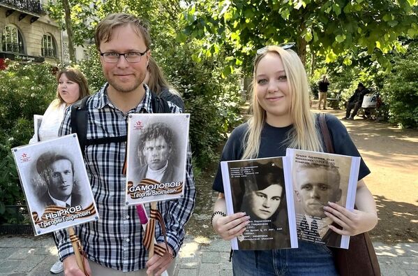 Участники акции в Париже. - Sputnik Таджикистан