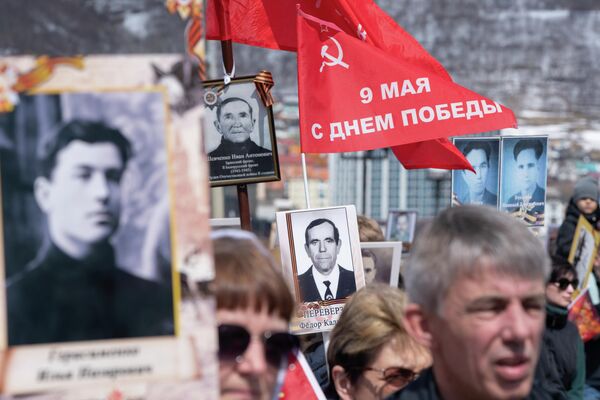 Участники мероприятия с портретами ветеранов в Петропавловске-Камчатском. - Sputnik Таджикистан