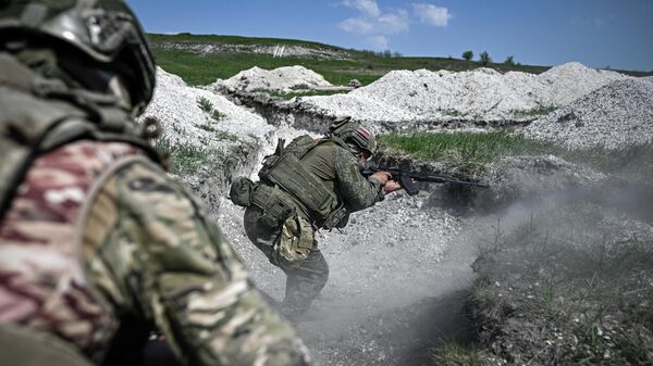Отработка боевого слаживания военнослужащими 25-й армии группировки войск Запад в зоне СВО - Sputnik Таджикистан