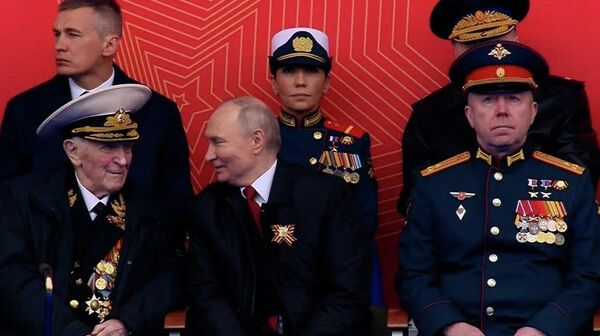 Аввалин зане, ки барои қаҳрамониаш дар минтақаи амалиёти вижа ба унвони Қаҳрамони Русия сазовор дониста шуд, дар паради Маскав дар паҳлӯи Путин истода буд - Sputnik Тоҷикистон