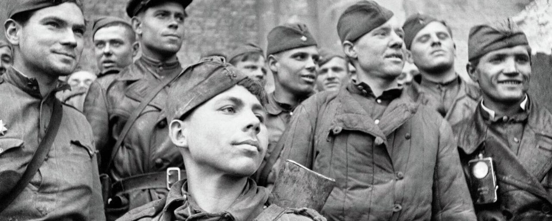 Саҳифаҳои таърих намунаҳои сершумори қаҳрамонии воҳидҳои ҶШС Тоҷикистонро, ки дар ҷабҳаҳои пурталотум ва хатарноктарин - дар ҷанги Маскав, дар набардҳои хунин барои Сталинград ва Курск, дар ҳамлаи муқобил дар наздикии Донбасс ва дар Балтика ҷангидаанд, нигоҳ доштаанд - Sputnik Тоҷикистон, 1920, 09.05.2026