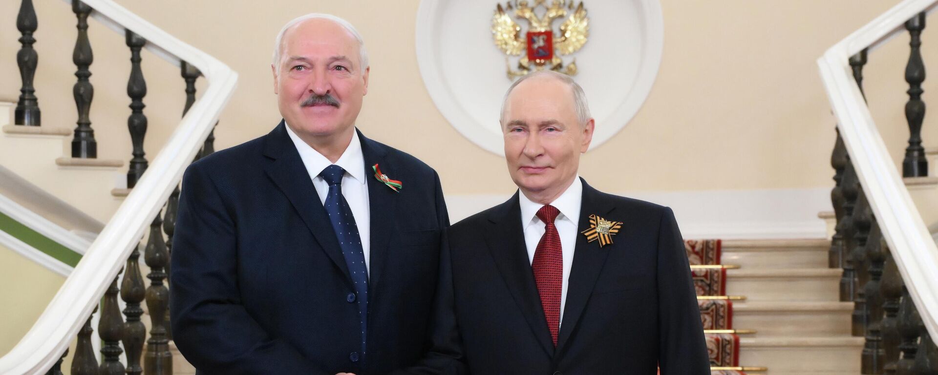 Президент РФ Владимир Путин встречает президента Белоруссии Александра Лукашенко в Кремле в День Победы.  - Sputnik Тоҷикистон, 1920, 10.05.2026