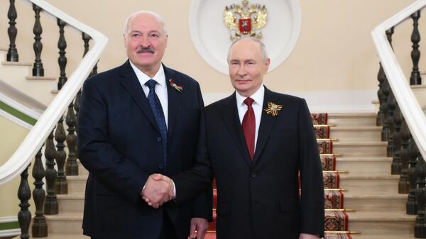 Президент РФ Владимир Путин встречает президента Белоруссии Александра Лукашенко в Кремле в День Победы.  - Sputnik Тоҷикистон