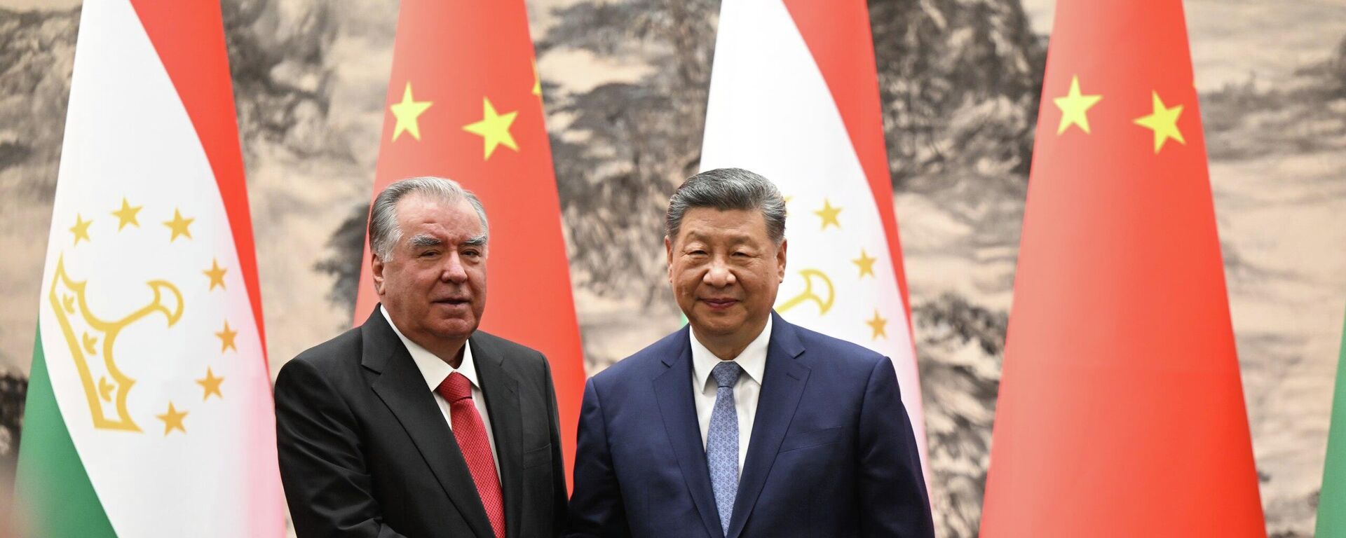 Президент Таджикистана Эмомали Рахмон и президент Китая Си Цзиньпин. - Sputnik Таджикистан, 1920, 13.05.2026