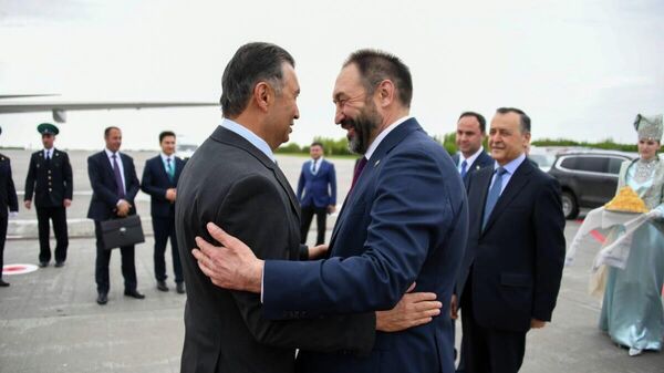 Сарвазири Тоҷикистон Қоҳир Расулзода барои ширкат дар Форуми байналмилалии иқтисодии Русия - ҷаҳони ислом: Форуми Қазон ба Тотористон рафт - Sputnik Тоҷикистон