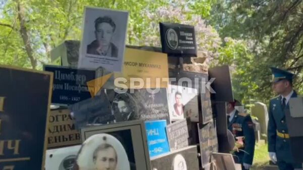 Прямо сейчас в Москве, на Донском кладбище проходит подготовка к торжественной церемонии, связанной с памятью Нусратулло Махсума, Шириншоха Шохтемура, а также Нисора Мухаммада — первых руководителей ТаджССР, репрессированных в годы большого террора и реабилитированных в 1956 году - Sputnik Таджикистан