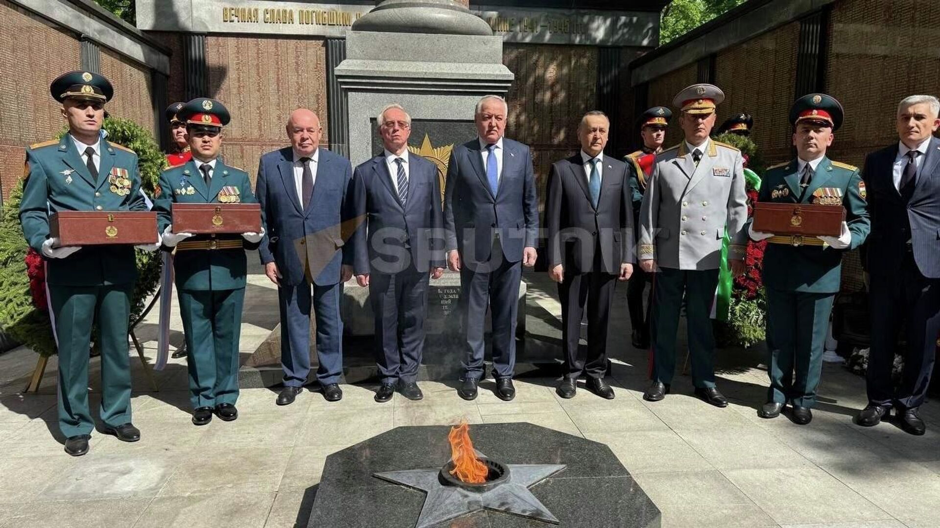 Главе МИД Таджикистана передали капсулы с землей с места захоронения первых руководителей ТаджССР Главе МИД Таджикистана передали капсулы с землей с места захоронения первых руководителей ТаджССР - Sputnik Тоҷикистон, 1920, 18.05.2026