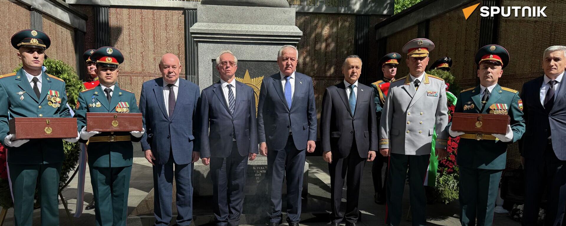 Маросими қабули хоки рамзӣ аз маҳалли дафни қаҳрамонони Тоҷикистон дар Маскав  - Sputnik Тоҷикистон, 1920, 18.05.2026