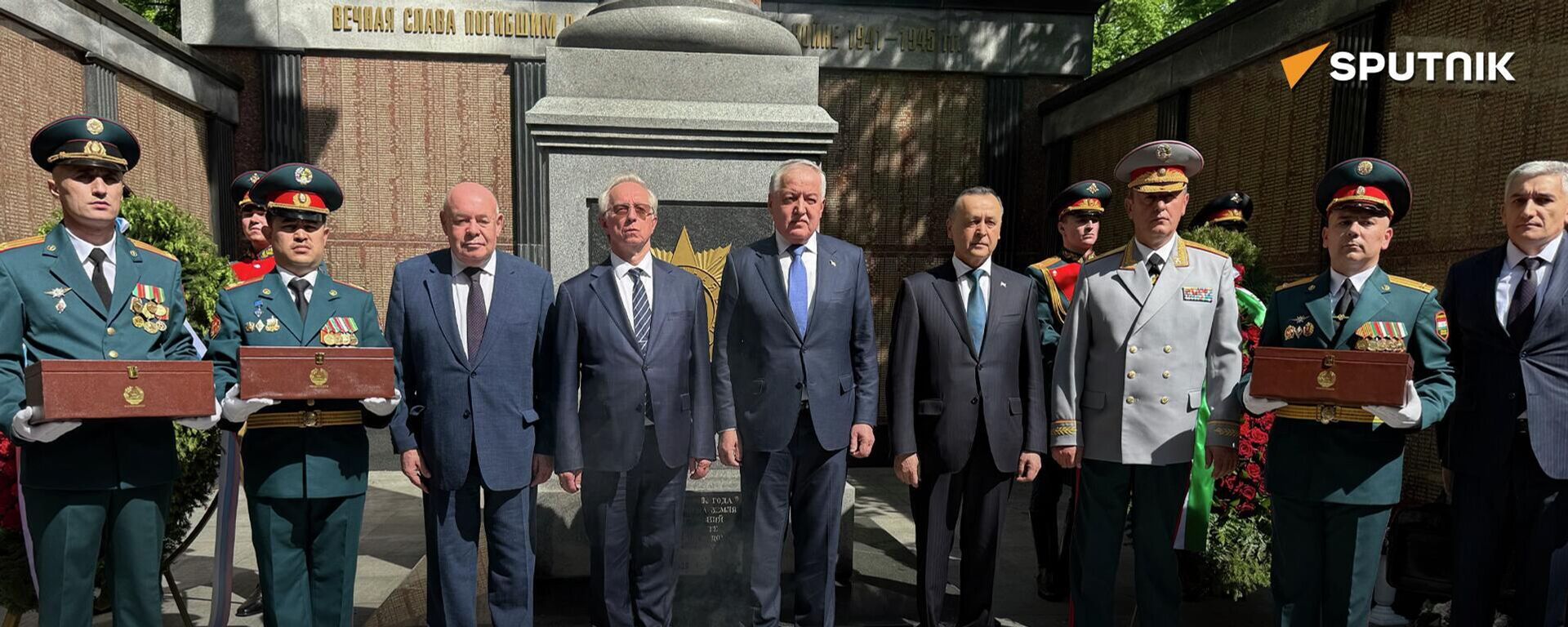 В Москве прошла церемония передачи земли с места захоронения таджикских политиков - Sputnik Таджикистан, 1920, 18.05.2026