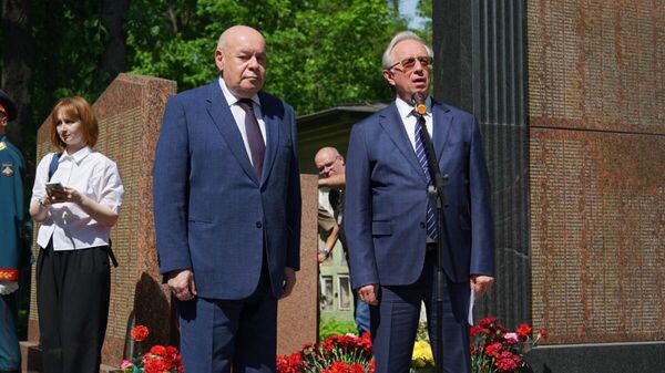Церемония передачи земли с места захоронения Нусратулло Махсума, Шириншо Шохтемура и Нисора Мухаммада. - Sputnik Таджикистан
