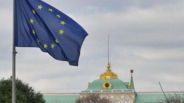 Флаг Евросоюза около представительства Евросоюза в России на Кадашевской набережной в Москве.   - Sputnik Тоҷикистон