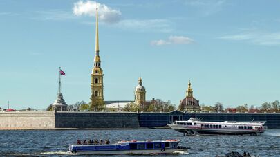 Вид на Петропавловскую крепость и реку Неву в Санкт-Петербурге.