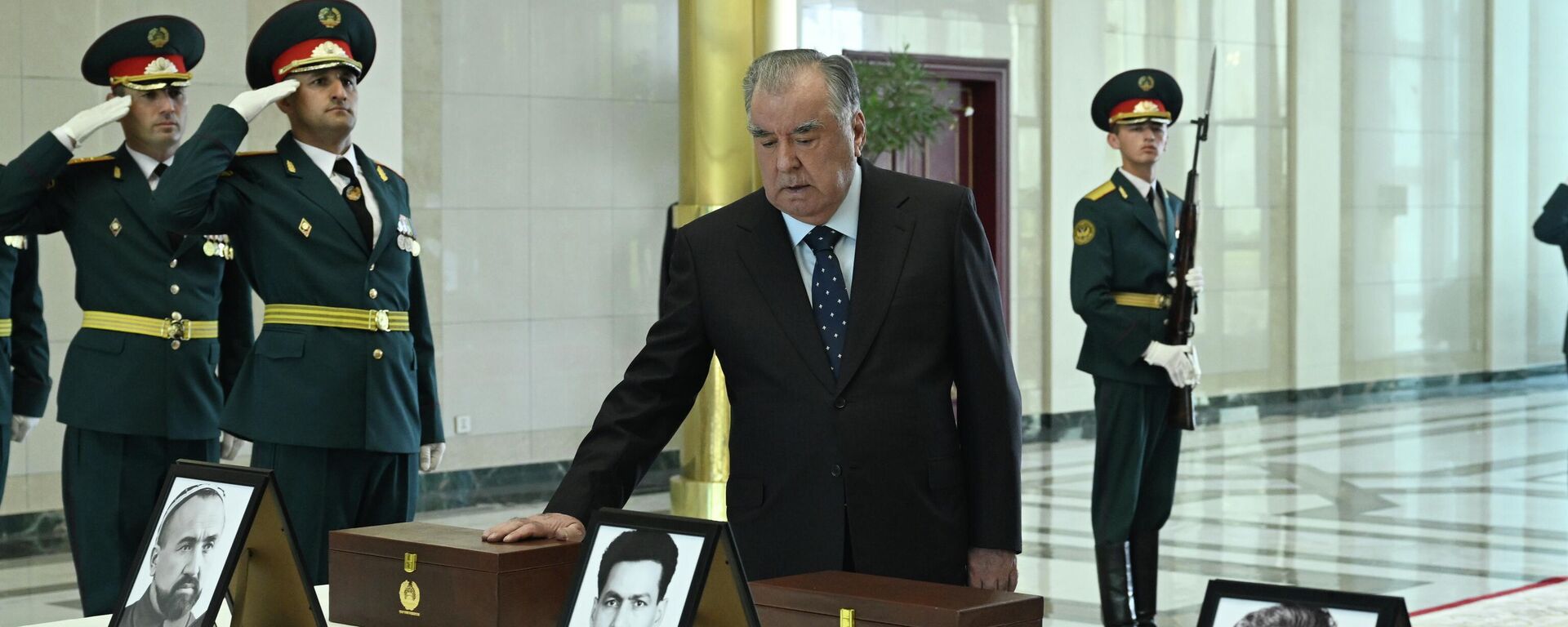 Церемония захоронения капсул с землей с могил таджикских героев в Душанбе - Sputnik Таджикистан, 1920, 19.05.2026