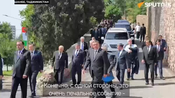 Земля Таджикистана обогатилась прахом героев: народный поэт Рустам Ваххоб о передаче земли с могил отцов-основателей Таджикской ССР - Sputnik Таджикистан