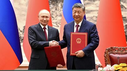 Президент РФ Владимир Путин и председатель КНР Си Цзиньпин в Доме народных собраний в Пекине во время церемонии подписания документов о сотрудничестве.