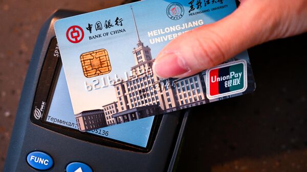 Девушка расплачивается картой международной платежной системы UnionPay. Иллюстративное фото - Sputnik Тоҷикистон