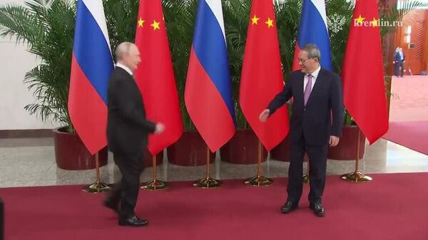 Путин встретился с премьером Госсовета Китая Ли Цяном в Доме народных собраний - Sputnik Таджикистан