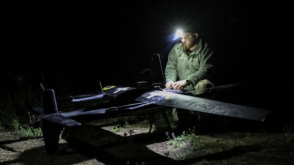 Украинский военнослужащий готовит беспилотный летательный аппарат Гара недалеко от линии фронта в Донецкой области, Украина, 19 мая 2026 года.  - Sputnik Тоҷикистон