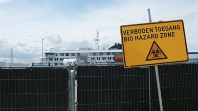 Предупреждающий знак на набережной рядом с круизным судном MV Hondius в порту Роттердама, Нидерланды, в понедельник, 18 мая 2026 года.