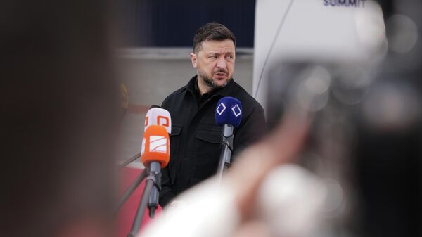 Владимир Зеленский беседует с представителями СМИ в Ереване, Армения, 4 мая 2026 года. - Sputnik Тоҷикистон
