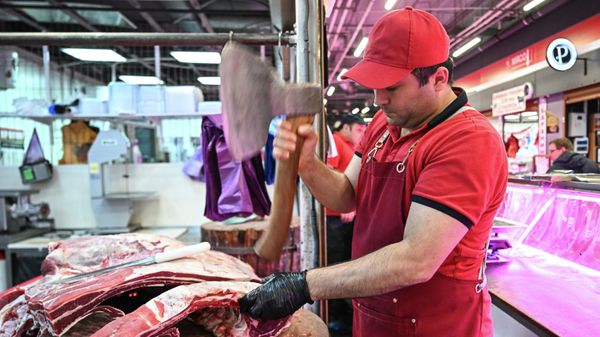 Продажа мяса на продуктовом рынке Фуд Сити в Москве.  - Sputnik Тоҷикистон