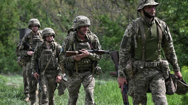 Новобранцы 118-й отдельной механизированной бригады Вооруженных сил Украины проходят военные учения в Запорожской области, Украина, 21 мая 2026 года. - Sputnik Таджикистан