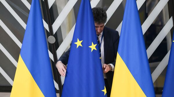 Государственные флаги Украины и флаги с символикой Евросоюза во время саммита Европейского союза в Брюсселе. - Sputnik Таджикистан