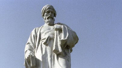 Памятник философу и ученому Абу Али Ибн Сино (Авиценна, 980-1037).