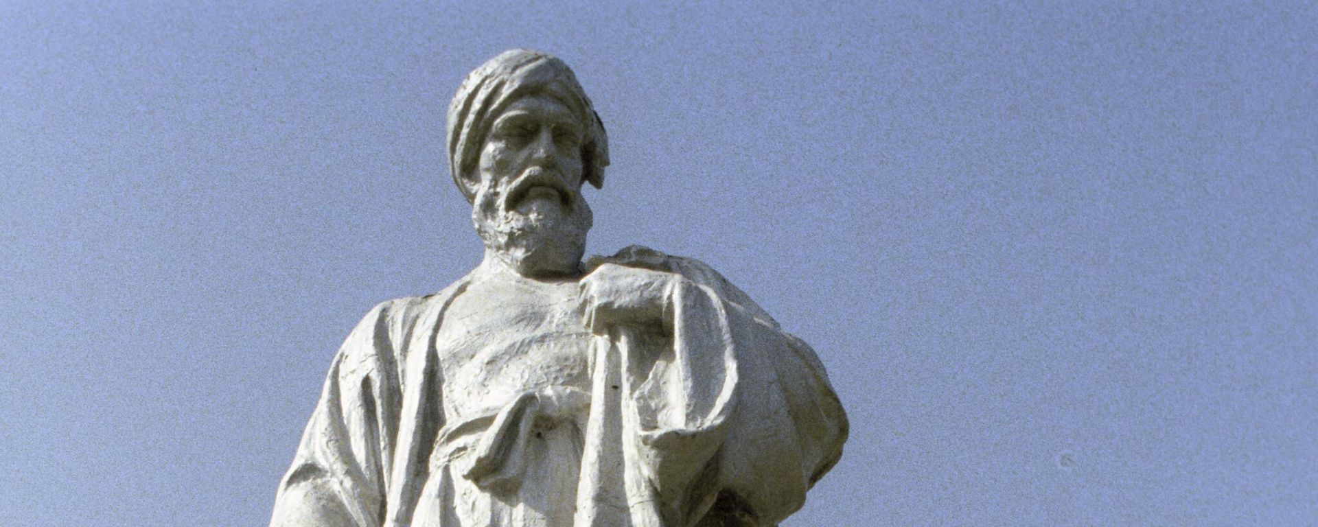 Памятник философу и ученому Абу Али Ибн Сино (Авиценна, 980-1037).  - Sputnik Тоҷикистон, 1920, 24.05.2026