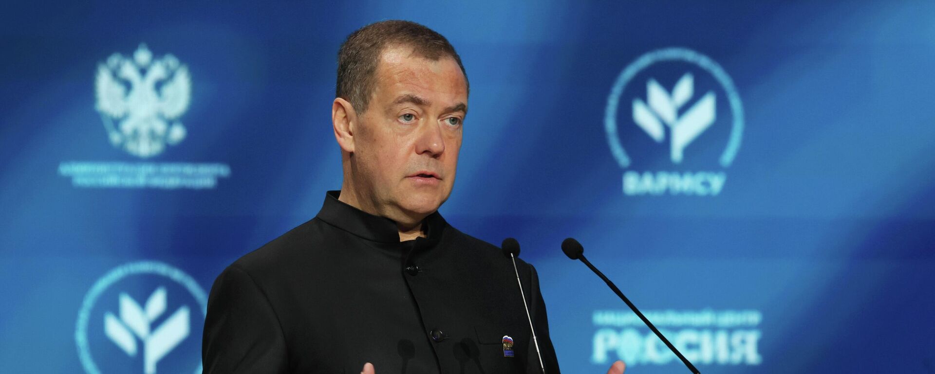 Заместитель председателя Совета безопасности РФ Дмитрий Медведев выступает на всероссийском форуме Малая Родина - сила России в Национальном центре Россия в Москве. - Sputnik Таджикистан, 1920, 25.05.2026