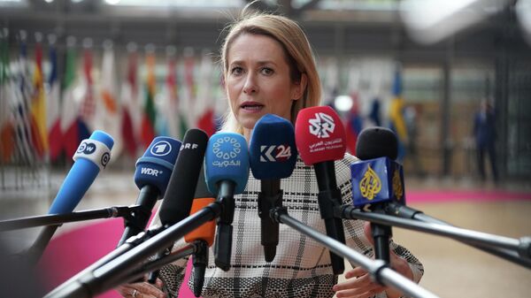 Глава внешнеполитического ведомства Европейского союза Кая Каллас беседует с представителями СМИ во время встречи министров обороны ЕС в здании Европейского совета в Брюсселе во вторник, 12 мая 2026 года. - Sputnik Тоҷикистон