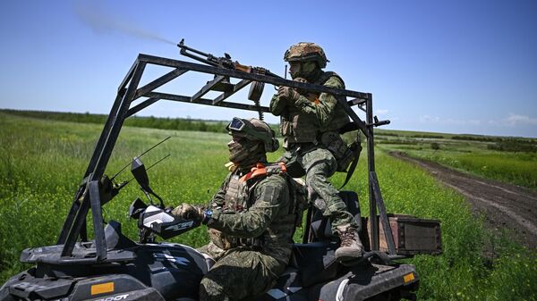 Военнослужащие 40-й бригады морской пехоты группировки войск Восток на направлении Гуляйполе в зоне СВО. - Sputnik Таджикистан