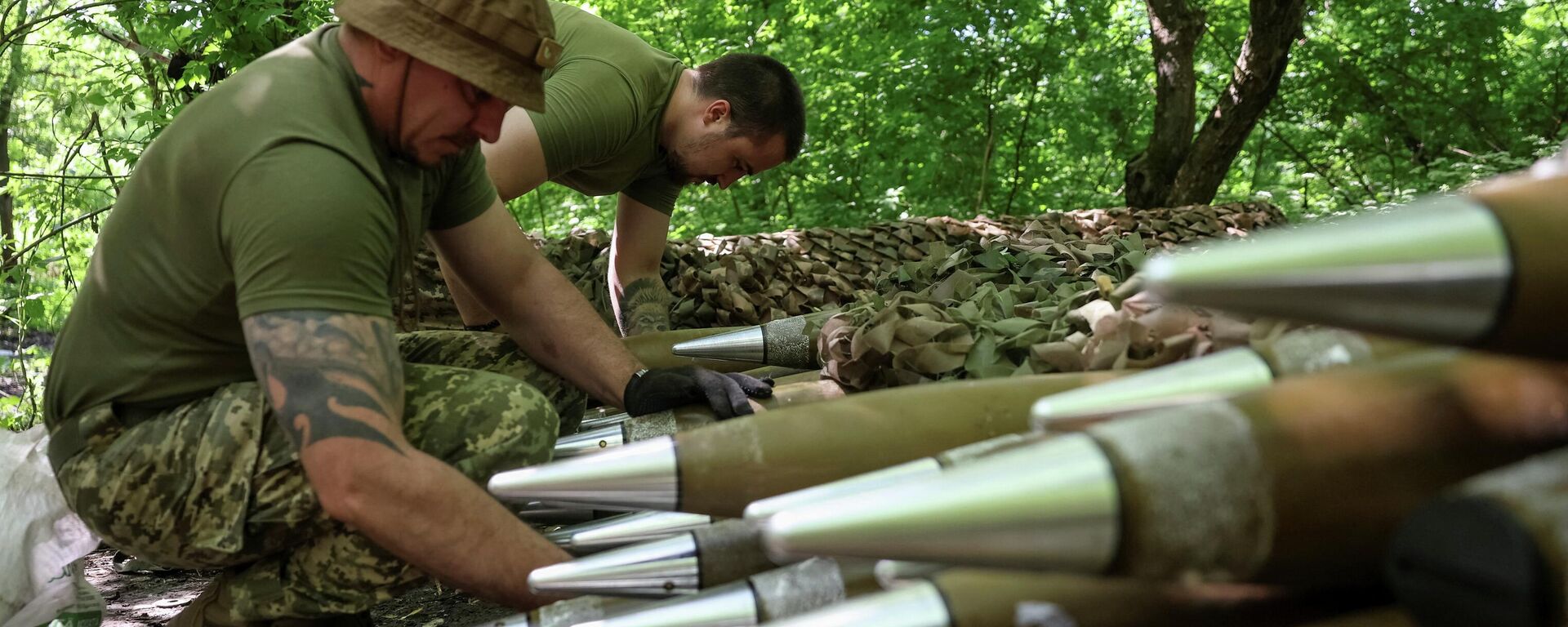 Военнослужащие 148-й отдельной артиллерийской бригады Житомирских Вооруженных сил Украины готовят ракеты для реактивной системы залпового огня БМ-21 Град в Днепропетровской области, Украина, 25 мая 2026 года.  - Sputnik Тоҷикистон, 1920, 26.05.2026