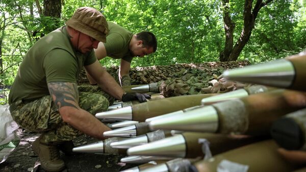 Военнослужащие 148-й отдельной артиллерийской бригады Житомирских Вооруженных сил Украины готовят ракеты для реактивной системы залпового огня БМ-21 Град в Днепропетровской области, Украина, 25 мая 2026 года.  - Sputnik Тоҷикистон