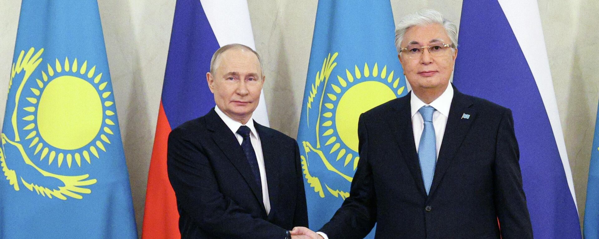 Президент РФ Владимир Путин и президент Казахстана Касым-Жомарт Токаев во время встречи в Астане. - Sputnik Таджикистан, 1920, 27.05.2026