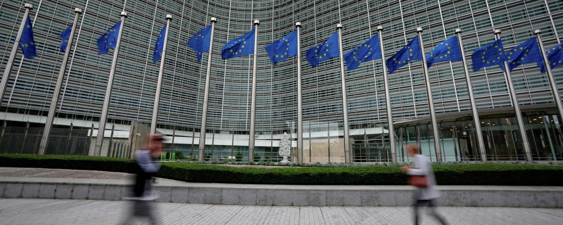 Флаги Европейского союза перед штаб-квартирой ЕС в Брюсселе.  - Sputnik Тоҷикистон, 1920, 01.06.2026