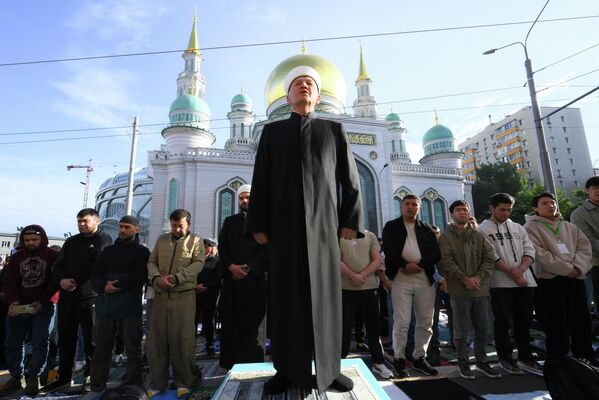 Имоми Масҷиди ҷомеъи шаҳри Маскав Марат-ҳазрат Аршабоев ҳангоми намози Иди Қурбон дар Масҷид. Имоми Масҷиди ҷомеъи шаҳри Маскав Марат-ҳазрат Аршабоев ҳангоми намози Иди Қурбон дар Масҷид. - Sputnik Тоҷикистон