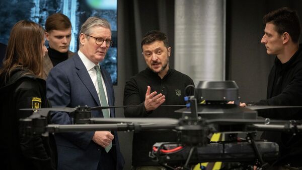 Премьер-министр Великобритании Кир Стармер и Владимир Зеленский на презентации украинских военных беспилотников в Киеве, Украина, в четверг, 16 января 2025 года. - Sputnik Таджикистан