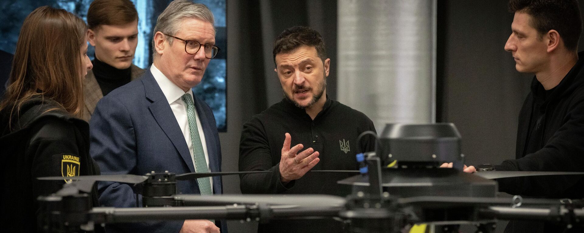 Премьер-министр Великобритании Кир Стармер и Владимир Зеленский на презентации украинских военных беспилотников в Киеве, Украина. - Sputnik Тоҷикистон, 1920, 29.05.2026