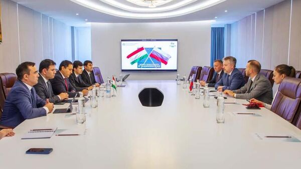Встреча директора Агентства инноваций и цифровых технологий при Президенте Республики Таджикистан Хуршеда Мирзо с делегацией Российской Федерации. - Sputnik Таджикистан
