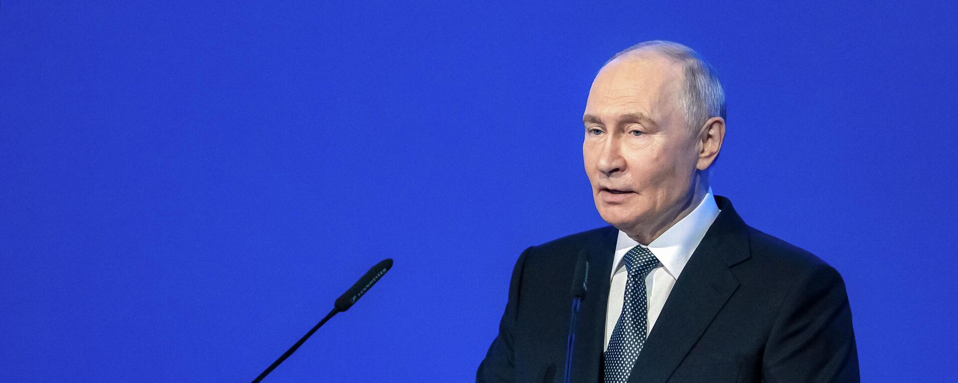 Президент РФ Владимир Путин на пленарном заседании V Евразийского экономического форума в Астане. - Sputnik Таджикистан, 1920, 29.05.2026