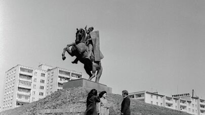 Памятник национальному герою Калмыкии участнику Гражданской и Великой Отечественной войн генералу Оке Городовикову в Элисте