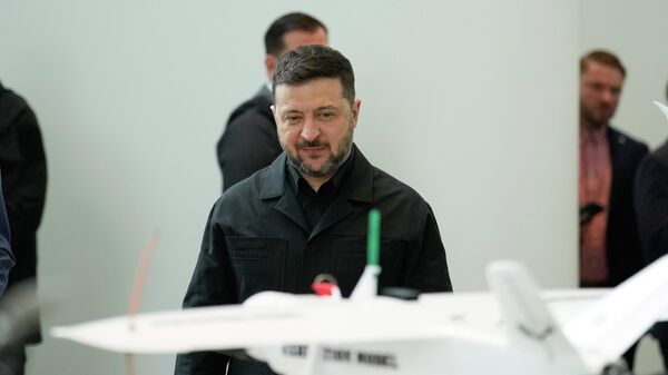 Владимир Зеленский на презентации беспилотников, созданных в рамках германо-украинского сотрудничества, в Берлине, Германия, вторник, 14 апреля 2026 года.  - Sputnik Тоҷикистон