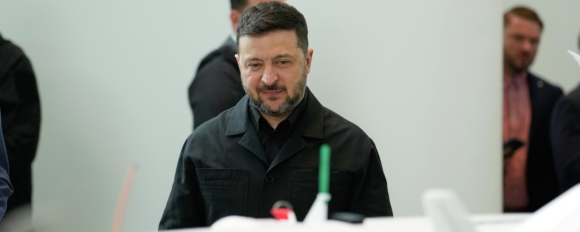 Владимир Зеленский на презентации беспилотников, созданных в рамках германо-украинского сотрудничества, в Берлине, Германия, вторник, 14 апреля 2026 года. - Sputnik Таджикистан, 1920, 05.06.2026