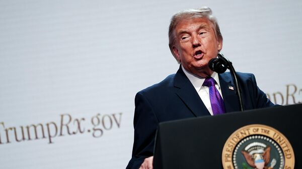 Дональд Трамп выступает в Белом доме в Вашингтоне, 18 мая 2026 года.  - Sputnik Тоҷикистон