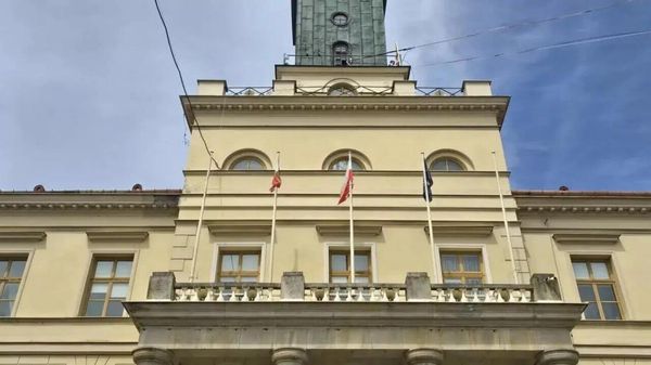 В польском Люблине сняли флаг Украины с городской ратуши - Sputnik Таджикистан