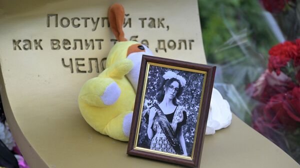 Стихийный мемориал в знак траура по жертвам атаки ВСУ на Старобельск на территории Луганского государственного педагогического университета возле скульптурной композиции Мой учитель.  - Sputnik Таджикистан
