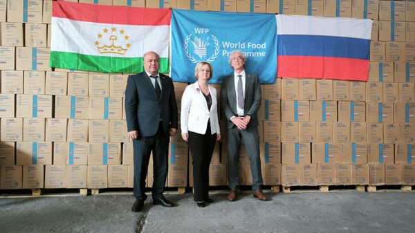 Россия передала Таджикистану крупную партию продуктов в рамках Программы школьного питания ВПП ООН.  - Sputnik Таджикистан
