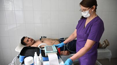 Мужчина проходит медкомиссию (осмотр у кардиолога) в пункте отбора на военную службу по контракту Московской области в Балашихе.