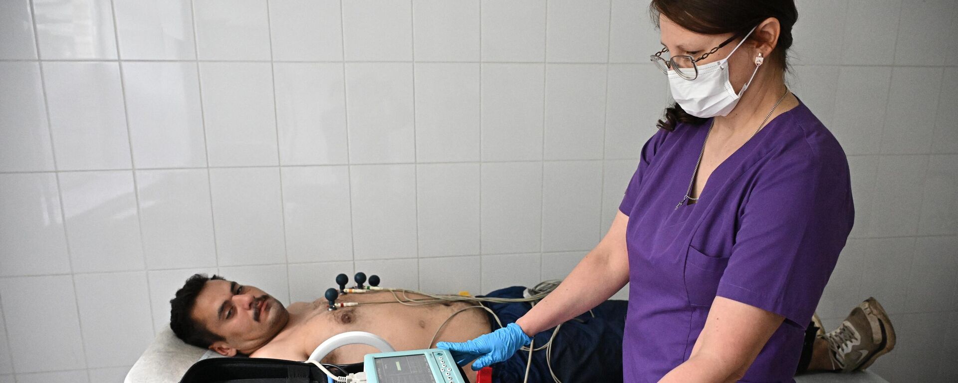 Мужчина проходит медкомиссию (осмотр у кардиолога) в пункте отбора на военную службу по контракту Московской области в Балашихе. - Sputnik Тоҷикистон, 1920, 06.06.2026
